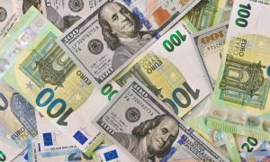 Peniaze euro a dolár bankovky