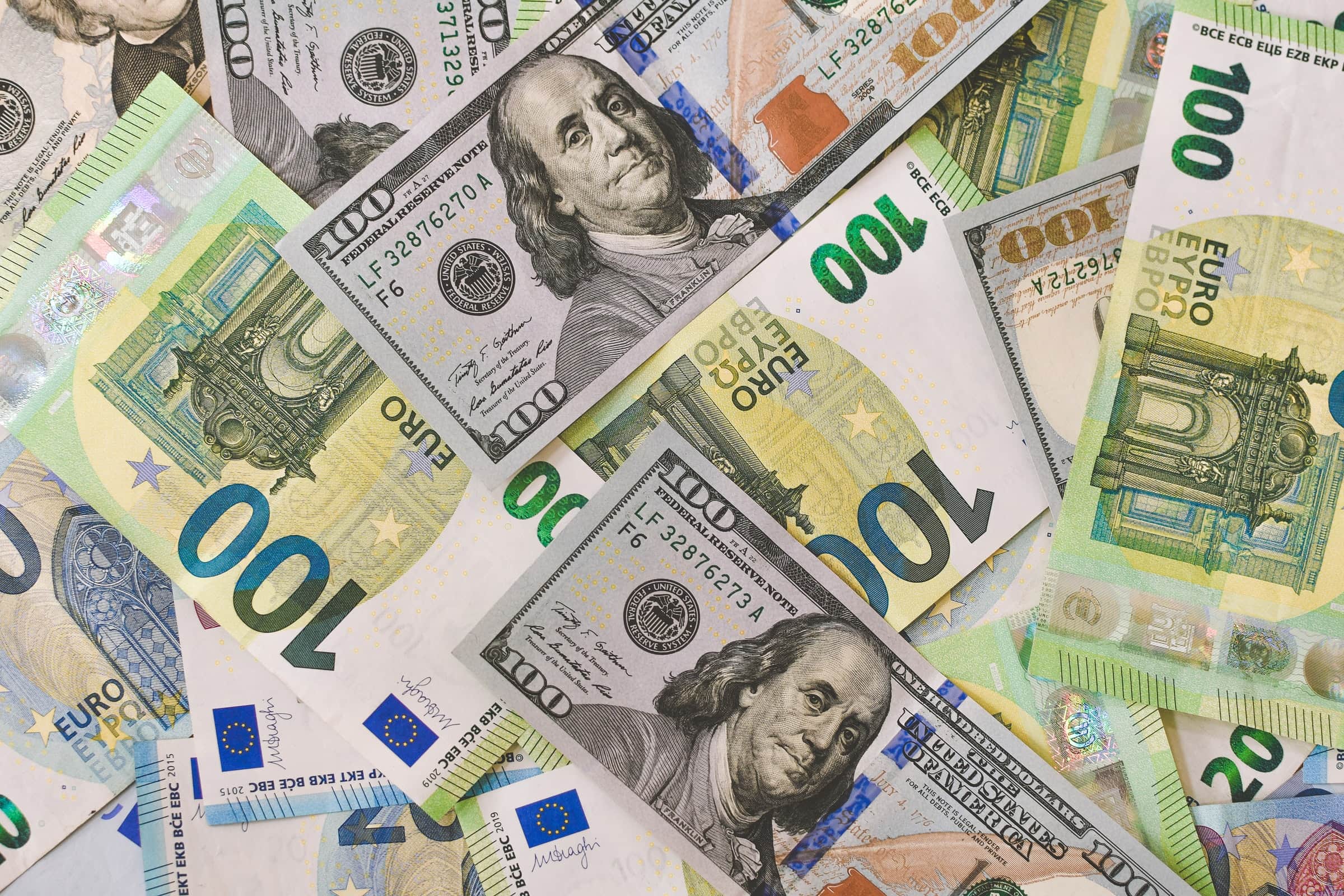 Peniaze euro a dolár bankovky