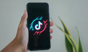 aplikácia TikTok na mobile, ktorý niekto drží v ruke