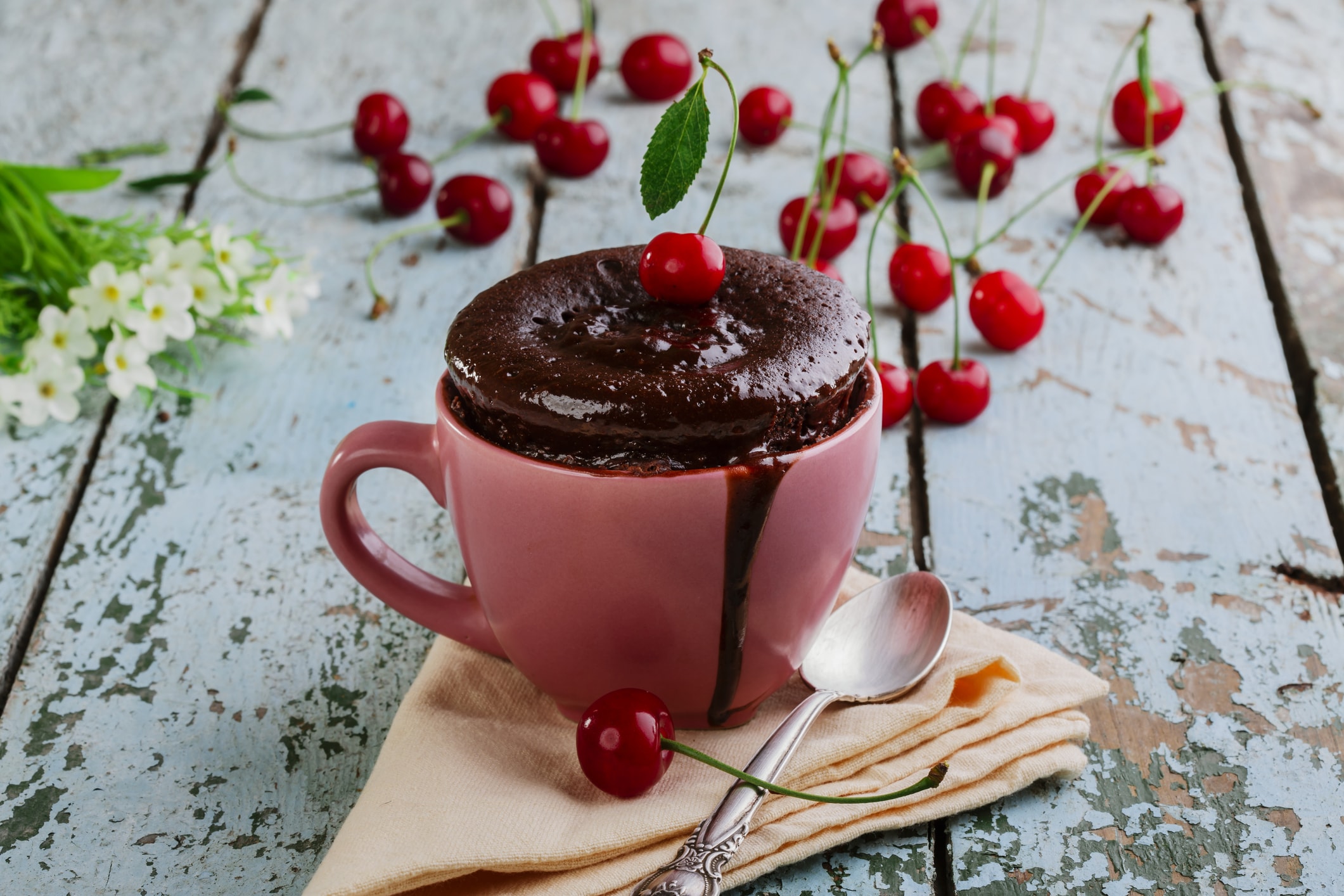 Mug cake s dokonalým spojením čokolády a višní.