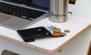 pracovny stol peniaze penazenka euro notebook pocitac