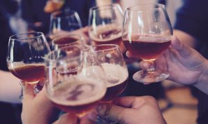 partia priateľov si pripíja drinkami