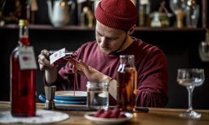 Mário Marko z Herbert Syrups vyrába jeden zo svojich produktov.