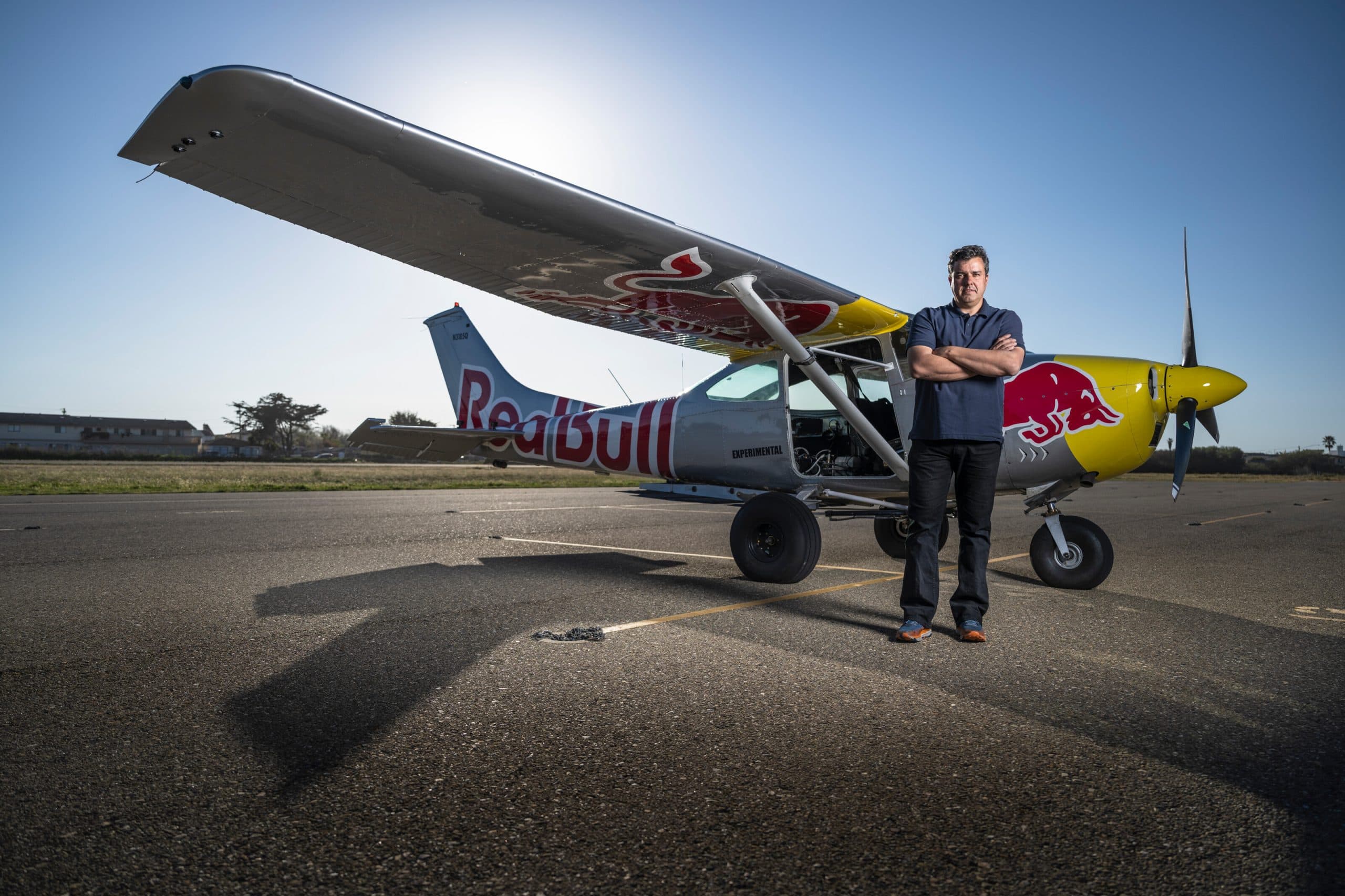 pilot Red Bullu, ktorý si vymení lietadlo vo vzduchu