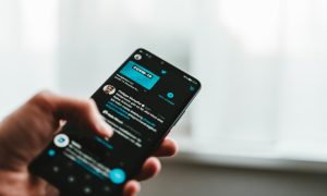 aplikácia twitter otvorená na mobile