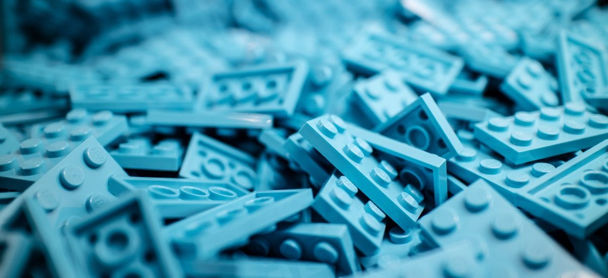 modré kúsky skladačky Lego