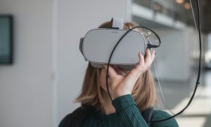 dievča má na hlave okuliare pre virtuálnu realitu