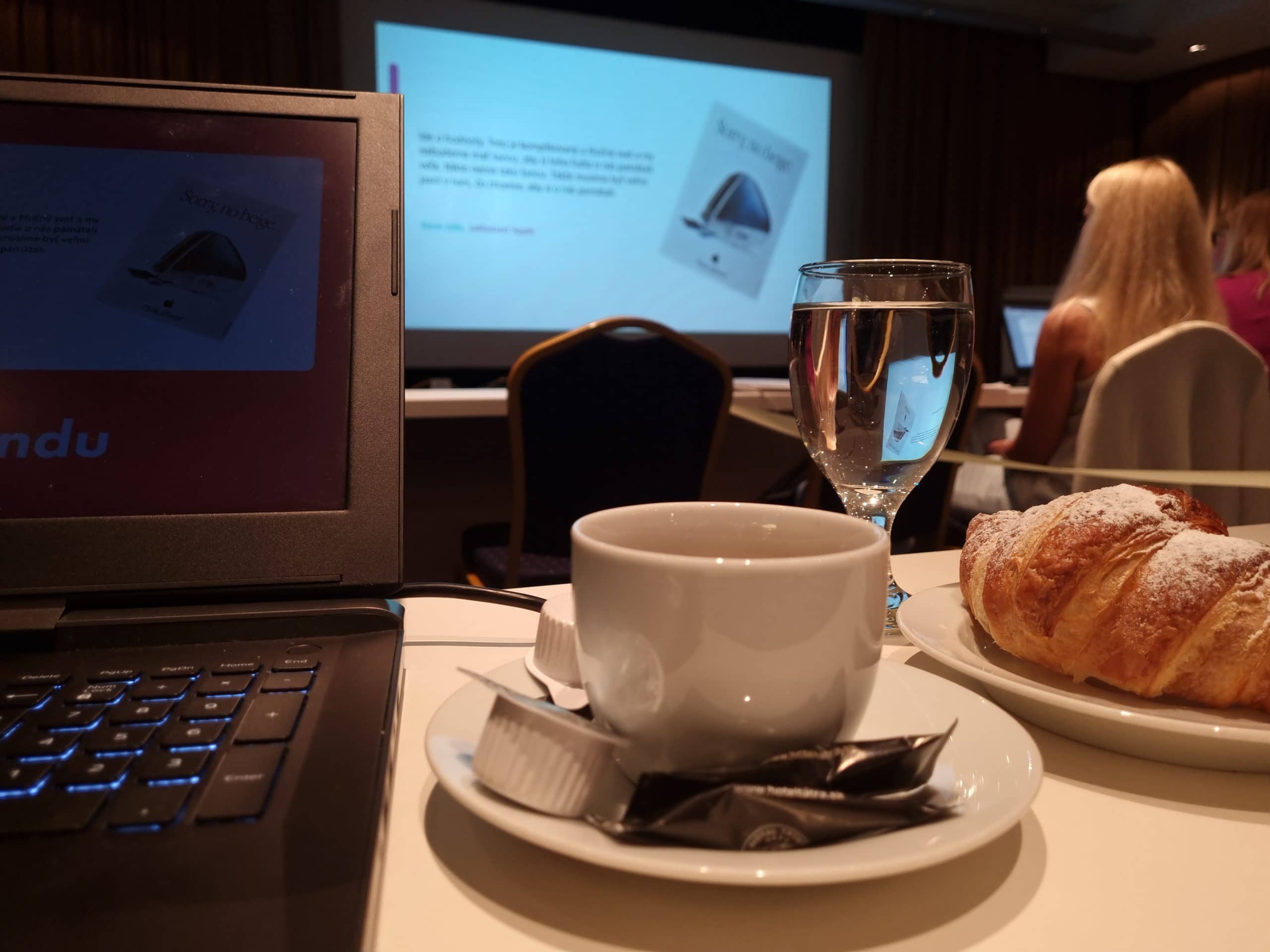 Káva a croissant na prednáške.