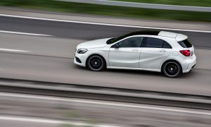 Biely automobil Mercedes-Benz triedy A na diaľnici.