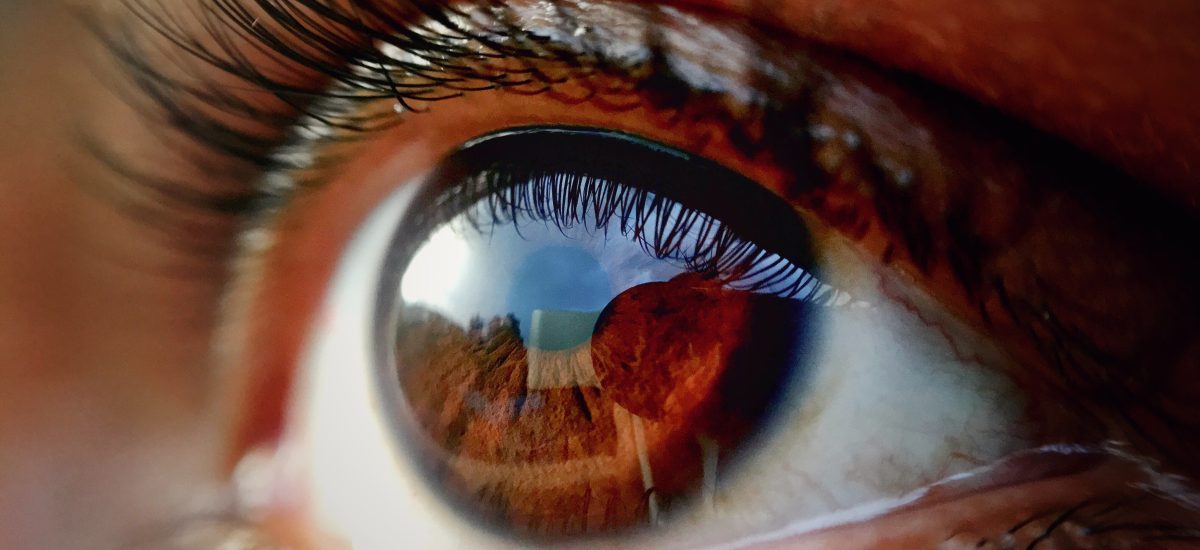 detail hnedého oka, ktoré sa pozerá do diaľky