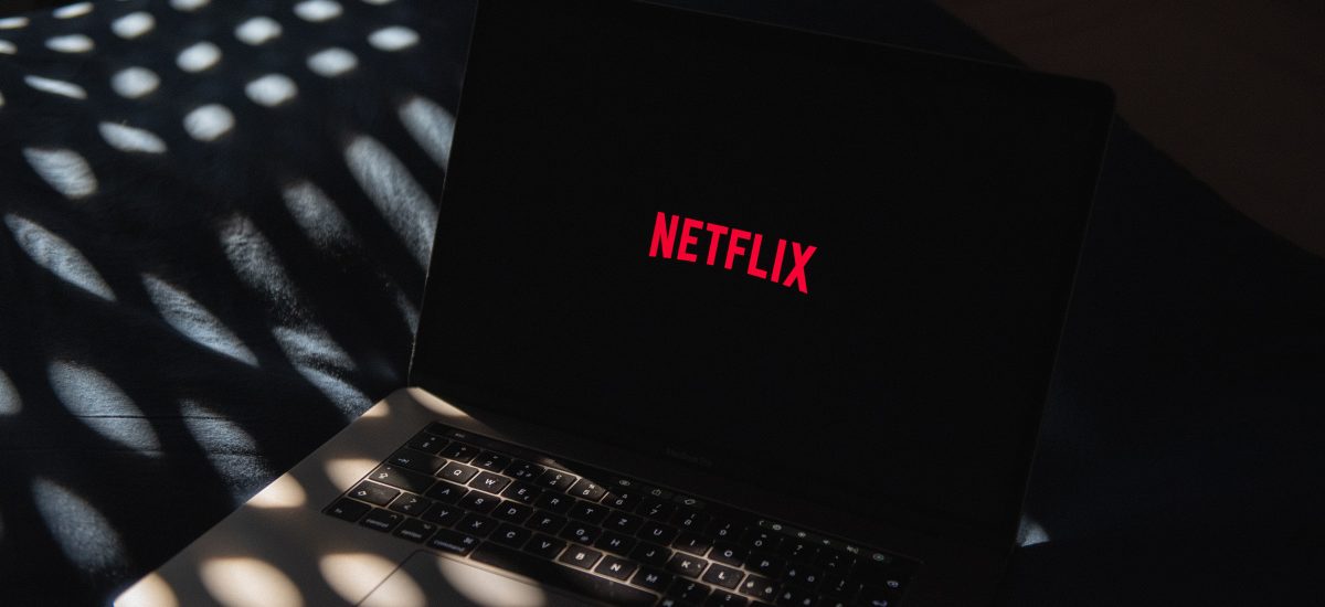 otvorená aplikácia Netflix na notebooku v posteli