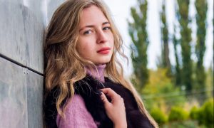 Mladá žena s vestou.