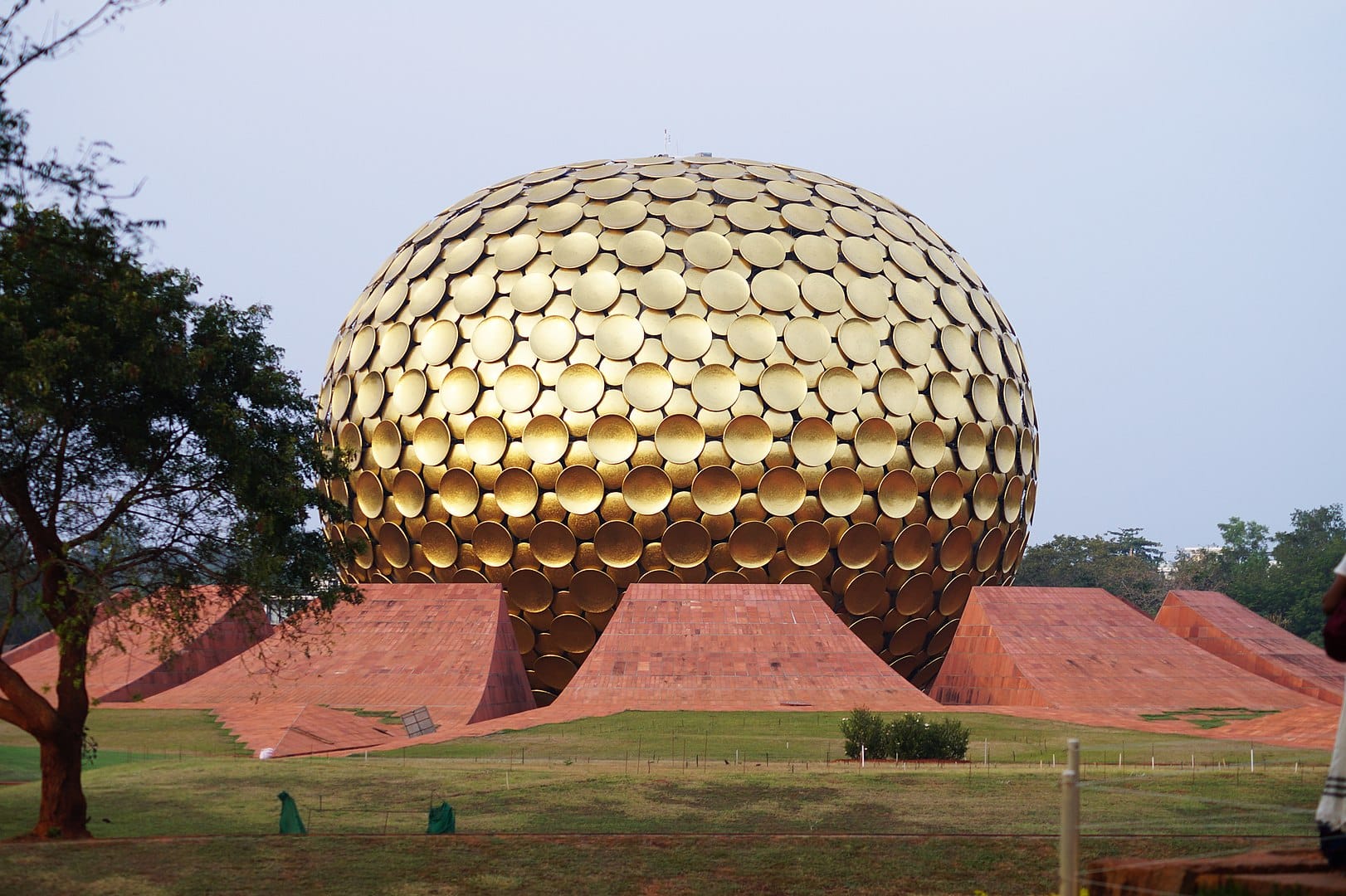 Stredová zlata kupola v centre Auroville.