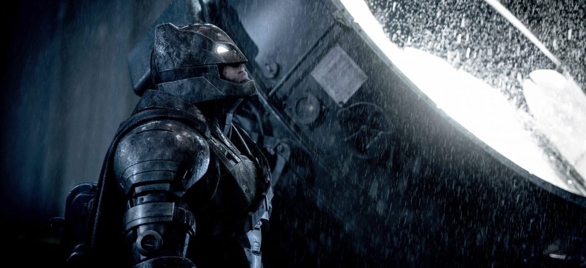 Ben Affleck ako Batman stojí pred batsignálom
