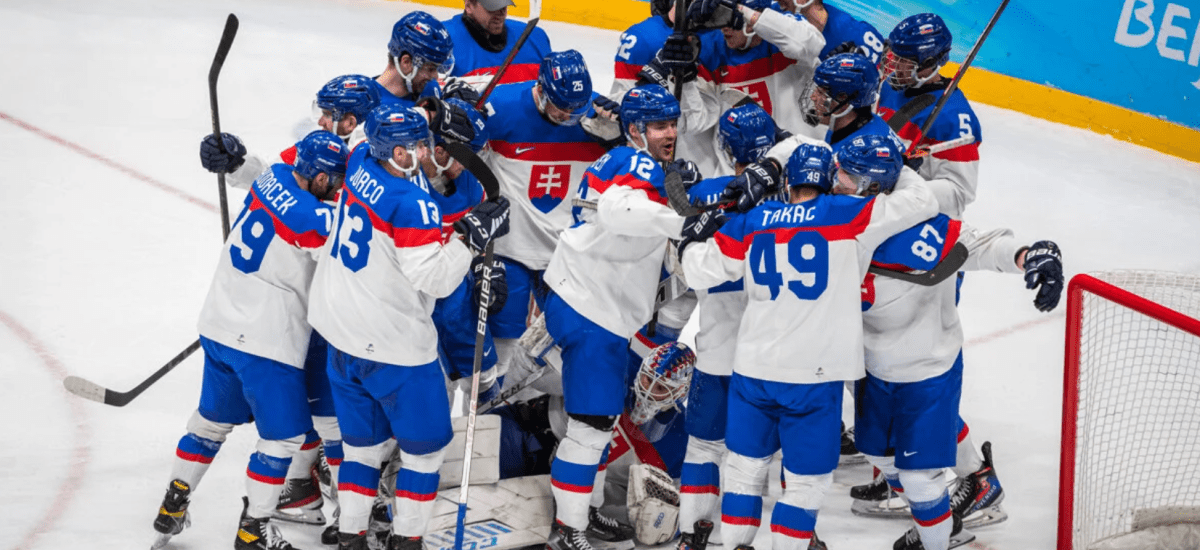 Slovenskí hokejisti sa tešia z vyhratého zápasu