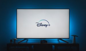 Televízor s logom Disney+