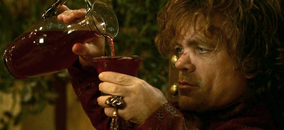 Tyrion si nalieva pohár vína