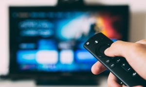 Netflix v televízore a záber na ovládač