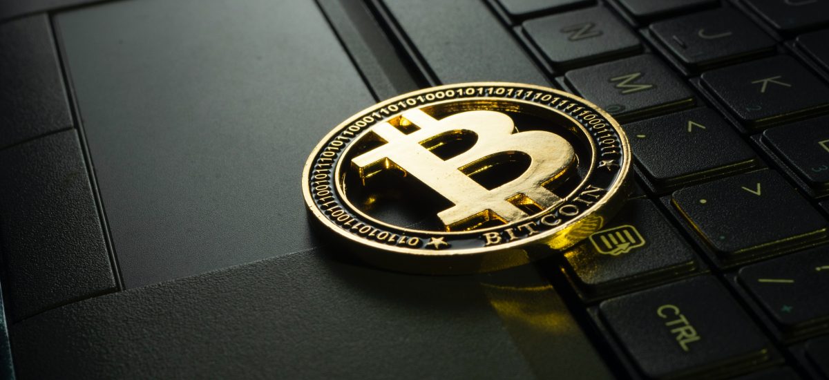 logo bitcoinu na klávesnici