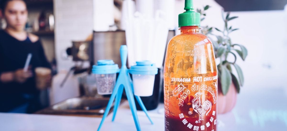 Svetu dochádza Sriracha