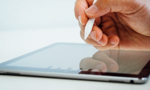iPad na ktorom niekto pracuje