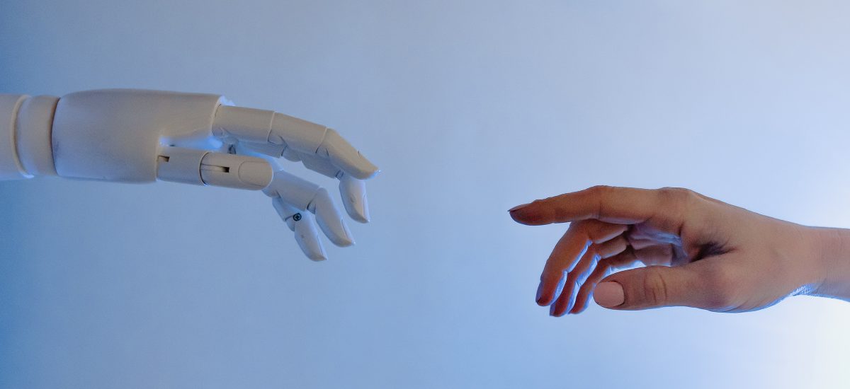 ľudská ruka a AI ruka