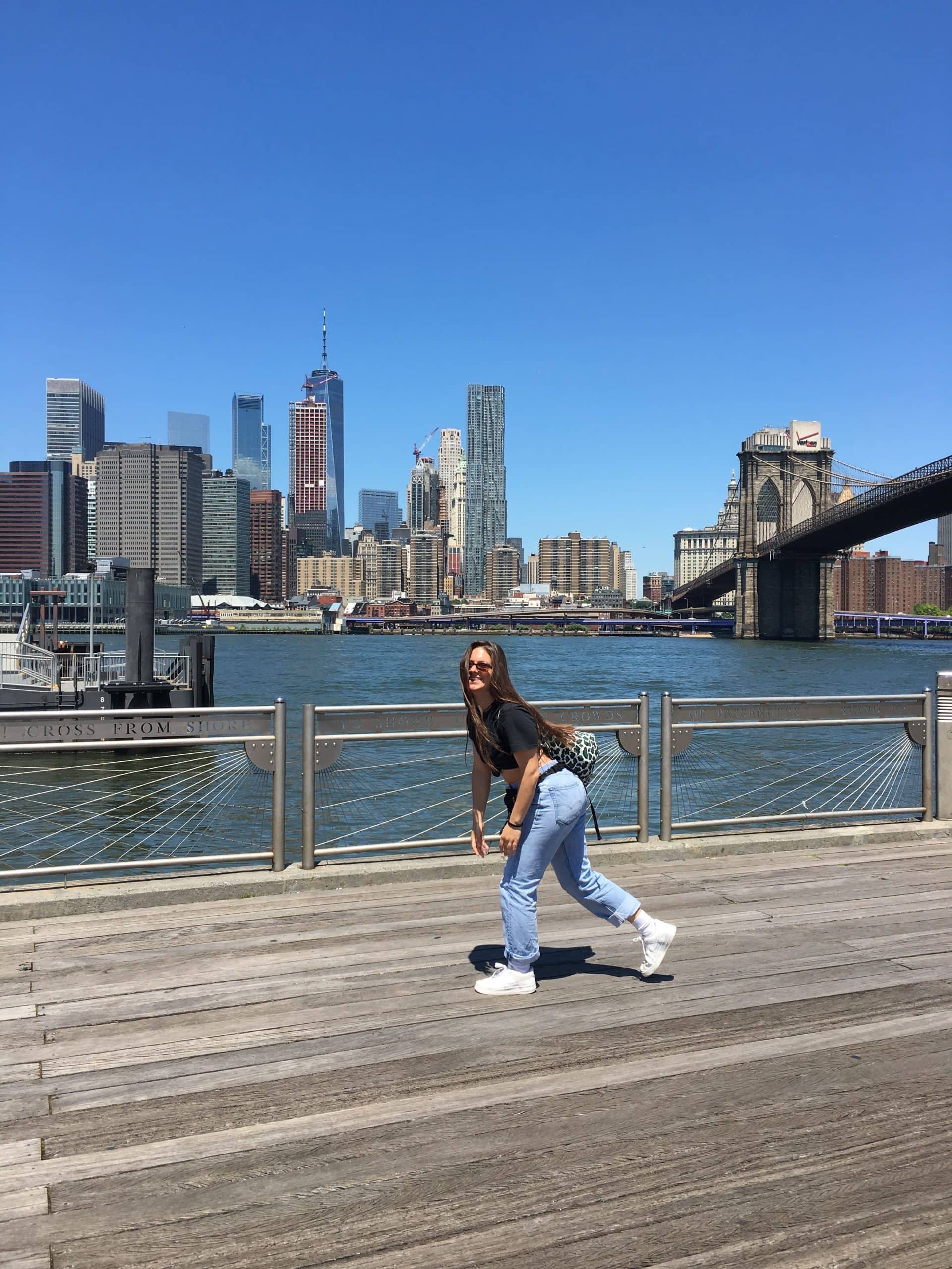 Dievča na moste v Amerike.