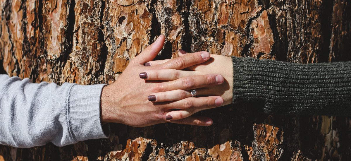 Jesenné zasnúbenie mužská a ženská ruka s prsteňom