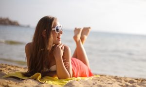 žena sa opaľuje na slnku - ekologickejšie opaľovanie