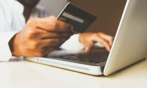 Firma svojmu zamestnancovi vyplatili poriadny balík peňazí.