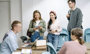 Skupina diečat a chlapcov v školskej triede.