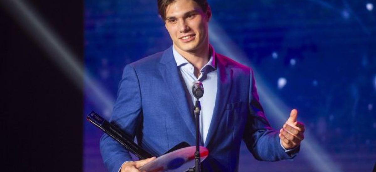 Hokejista Juraj Slafkovský s ocenením Hokejista roka