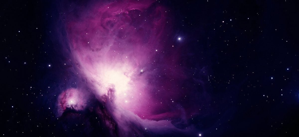 vesmír fialová žiara