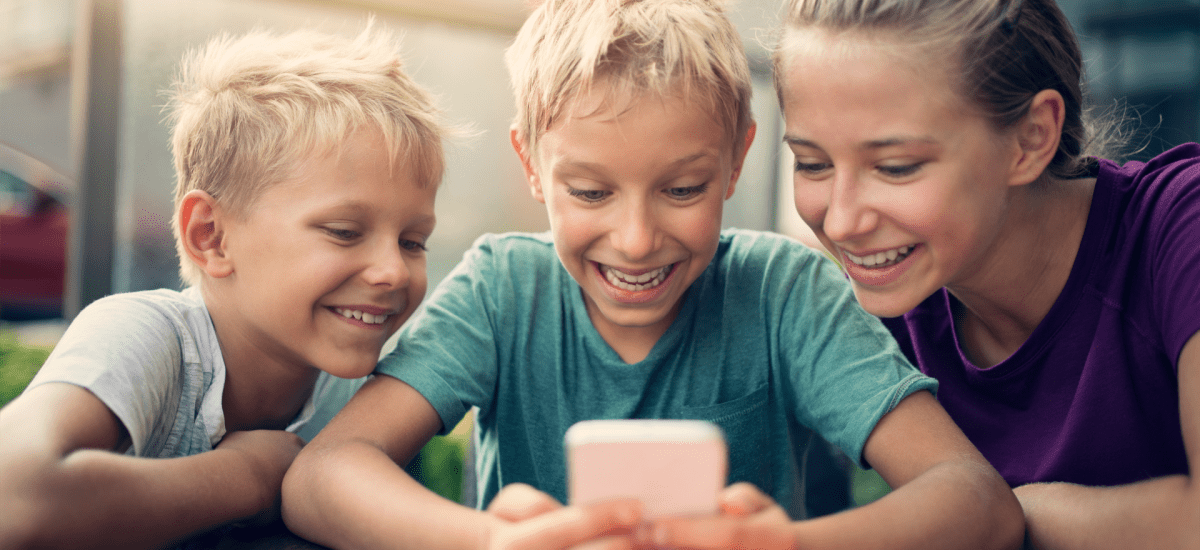 deti pozerajúce do smartfónu