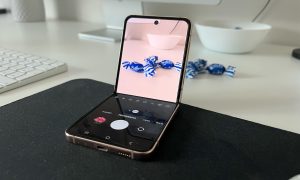 Samsung Galaxy Z Flip 4 v režime flex