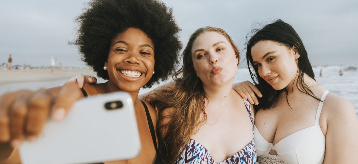 Skupina plus size modeliek si robí selfie