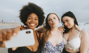 Skupina plus size modeliek si robí selfie