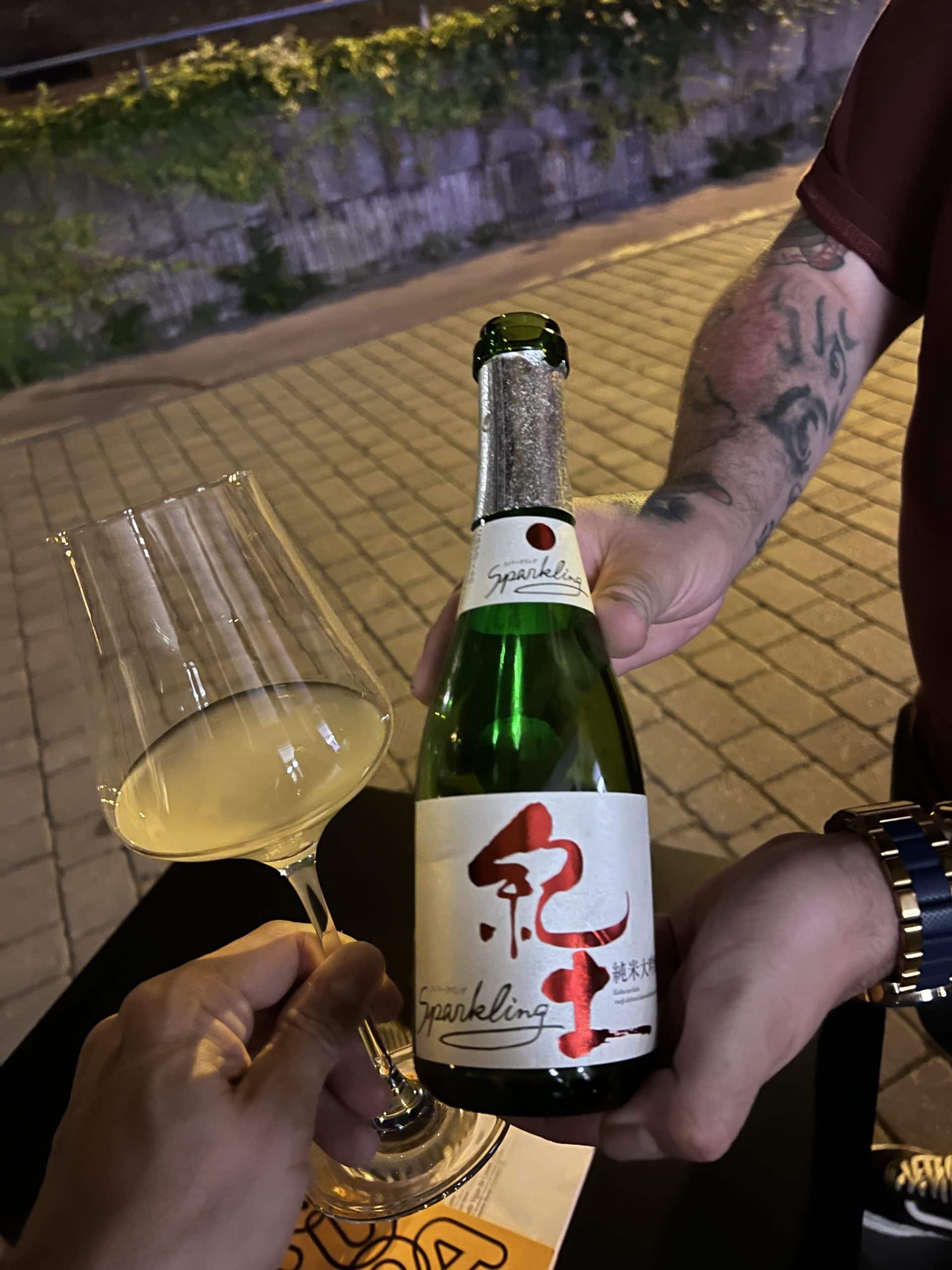 Vínny bar Nuda v Bratislave s pohárom saké