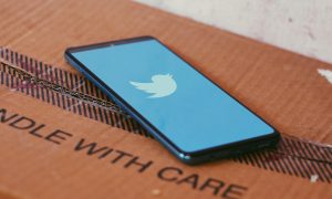 logo Twitter na obrazovke