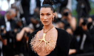 Bella Hadid na festivale Cannes(Zdroj: Wikimedia Commons/Gnexsedit)
