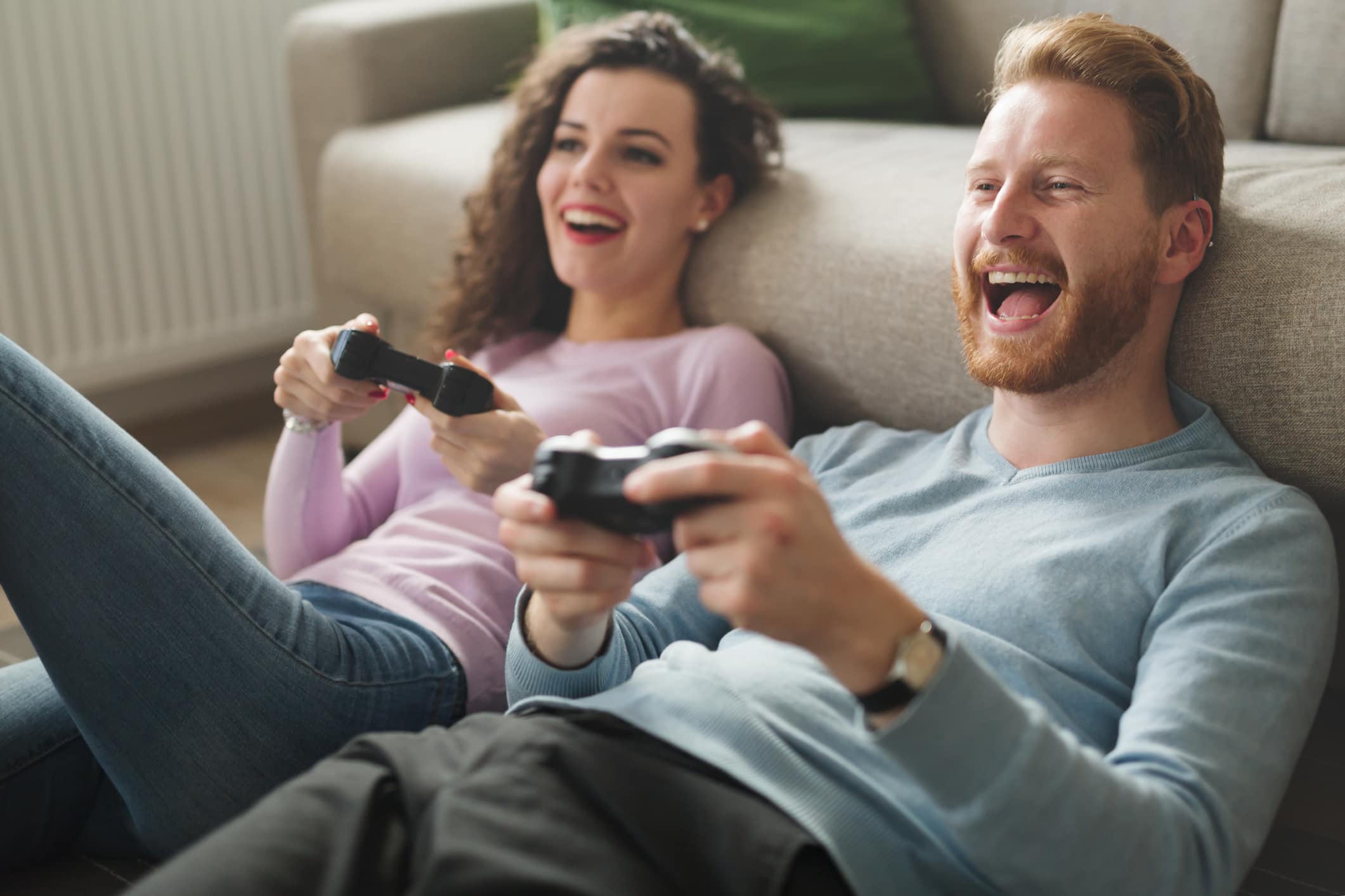 Žena a muž hrajú videohry