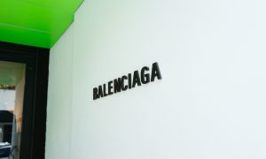 Balenciaga na parížskom týždni módy bola v blate