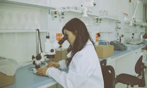 vedkyňa pri práci v laboratóriu