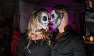 pár v halloweenskych kostýmoch