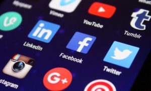 display telefónu s ikonami sociálnych sietí