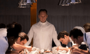 Ralph Fiennes vo filme Menu
