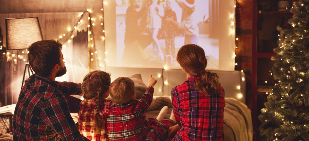Sledovanie vianočných filmov s rodinou