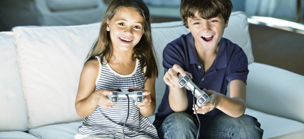 Deti sa hrajú videohry