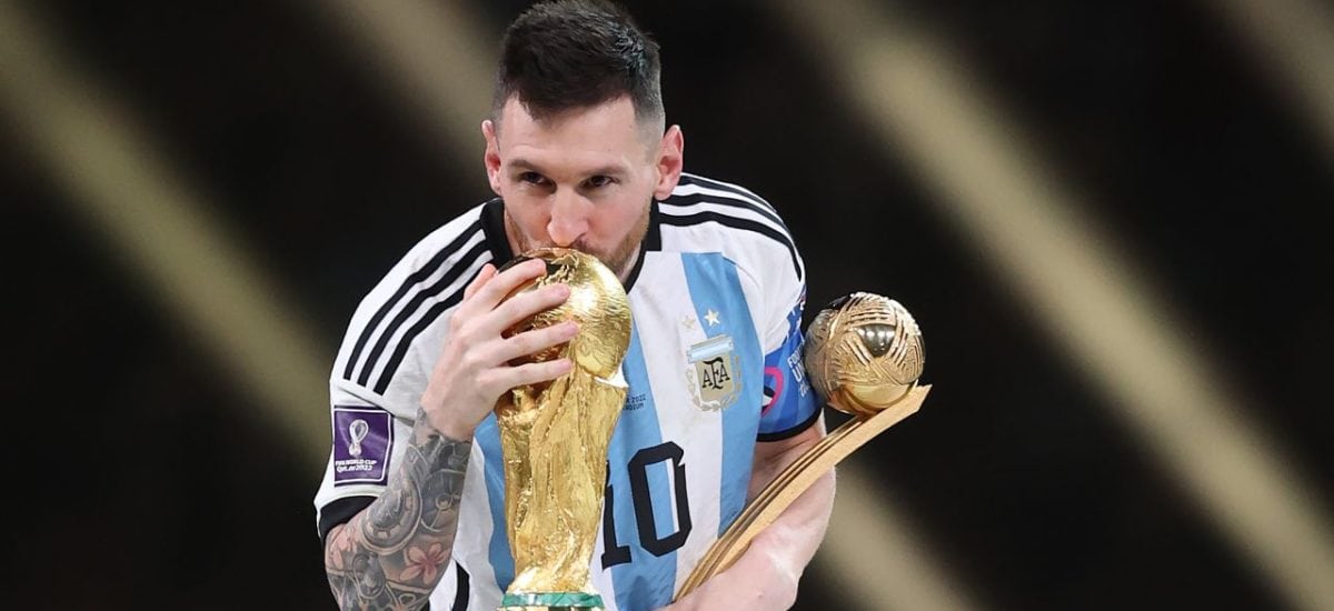 Argentínsky futbalista Lionel Messi s trofejou pre majstra sveta za rok 2022