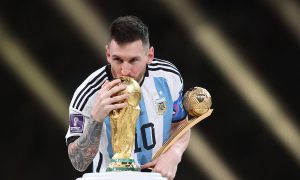 Argentínsky futbalista Lionel Messi s trofejou pre majstra sveta za rok 2022